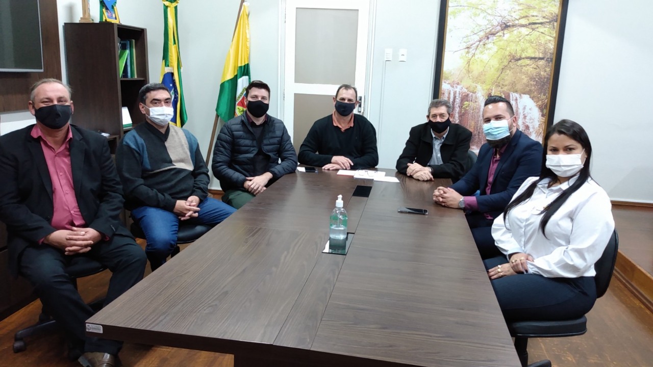 Prefeito Ruben Weimer assina convênio para atender demanda por cirurgias de olhos
